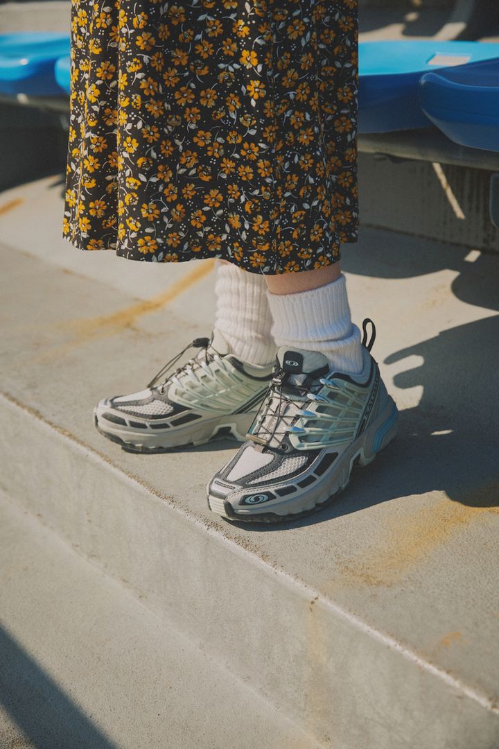 春はスニーカー×ワンピースが最高に可愛い！マネしたいおしゃれなコーデ【グレーのスニーカーが主役のコーデ】