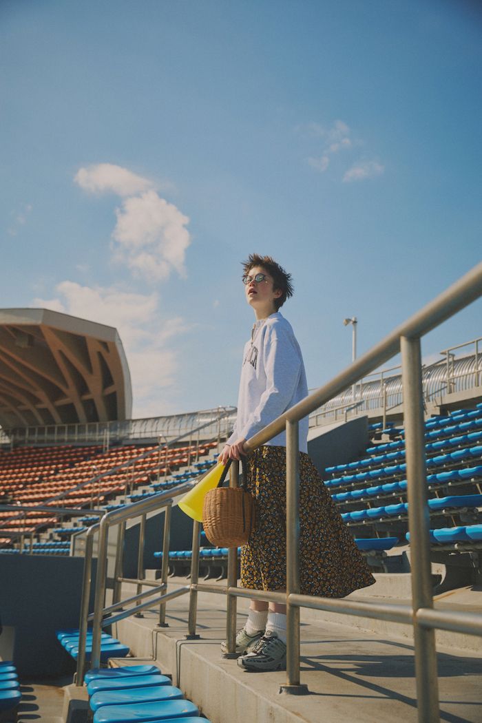 春はスニーカー×ワンピースが最高に可愛い！マネしたいおしゃれなコーデ【グレーのスニーカーが主役のコーデ】