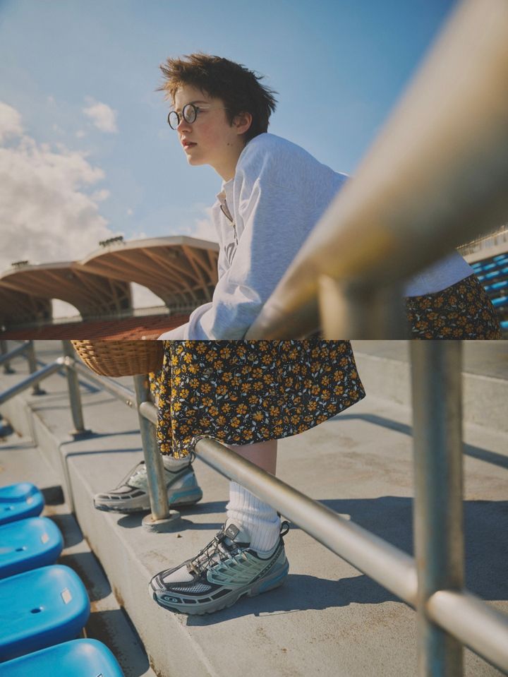 春はスニーカー×ワンピースが最高に可愛い！マネしたいおしゃれなコーデ【グレーのスニーカーが主役のコーデ】