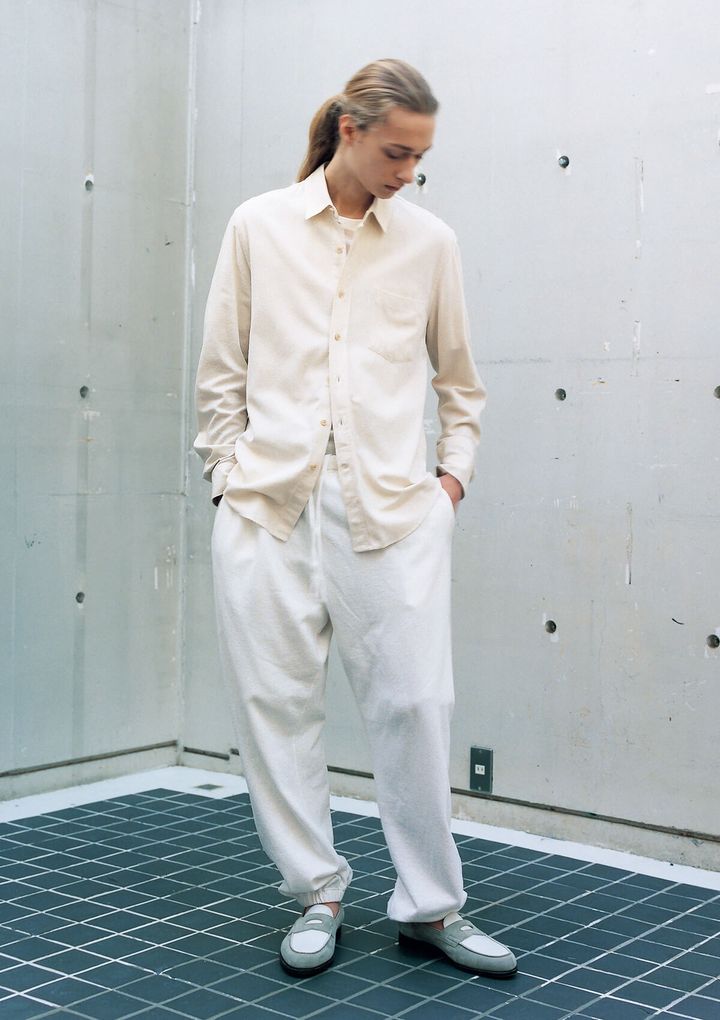 〈アワー レガシー〉のシャツ、〈コモリ〉のパンツ、〈ジョン ロブ〉のシューズ