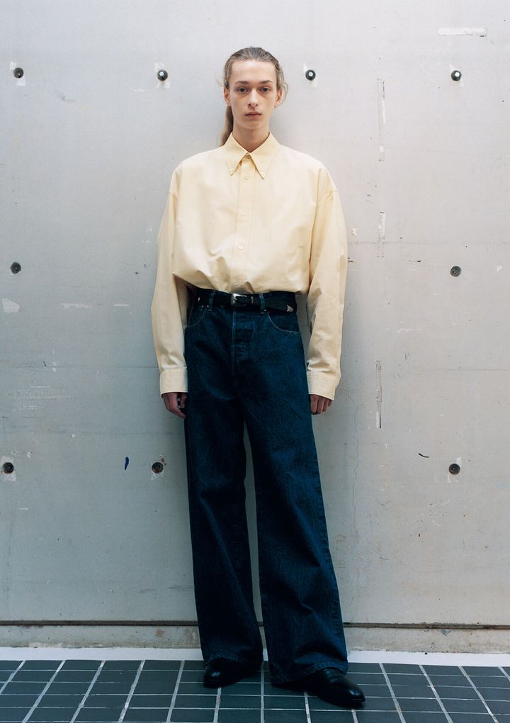 〈スタジオ ニコルソン〉のシャツ、〈エイチ ビューティー＆ユース〉のパンツ、〈フラテッリ ジャコメッティ〉のシューズ