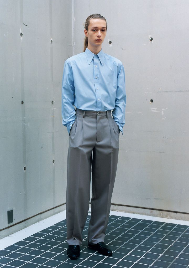 〈リパーパス〉のシャツ、〈マリアーノ〉のパンツ、〈マノロ ブラニク〉のシューズ