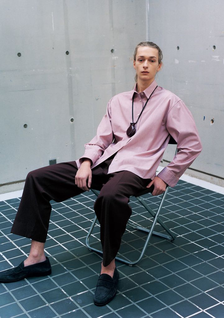 〈ザ・ロウ〉のシャツ、〈ジョンロブ〉のシューズ、〈ルメール〉のネックレス