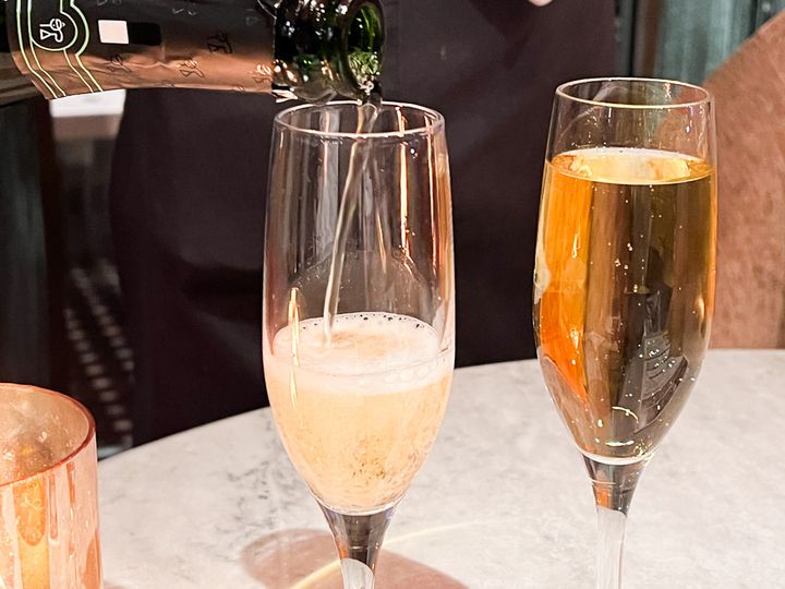 グラスに注がれるシャンパン