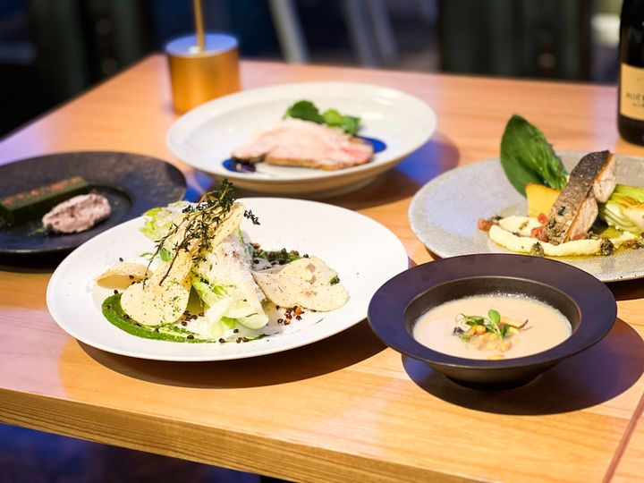 テーブルに並んだ5品のディナーコース