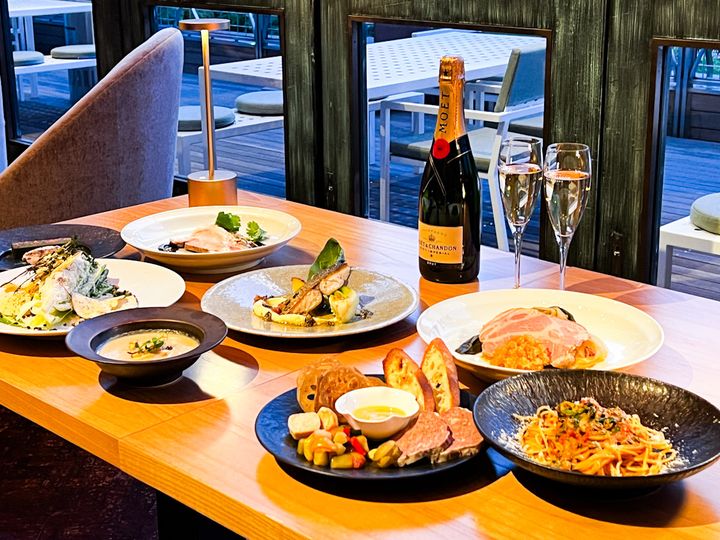 テーブルに並んだディナーコースの料理