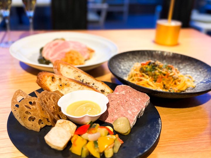 テーブルに並んだ3品のディナーコース