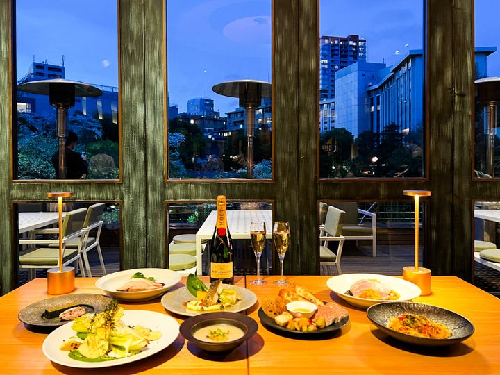 テーブルに並んだ2種類のディナーコースの料理