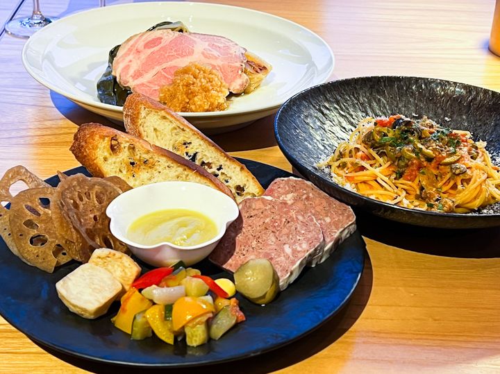 テーブルに並んだ3品のディナーコース