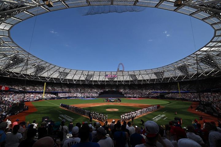 築地の新スタで話題！英プレミアリーグの「野球場にもなる」サッカースタジアムがこれ