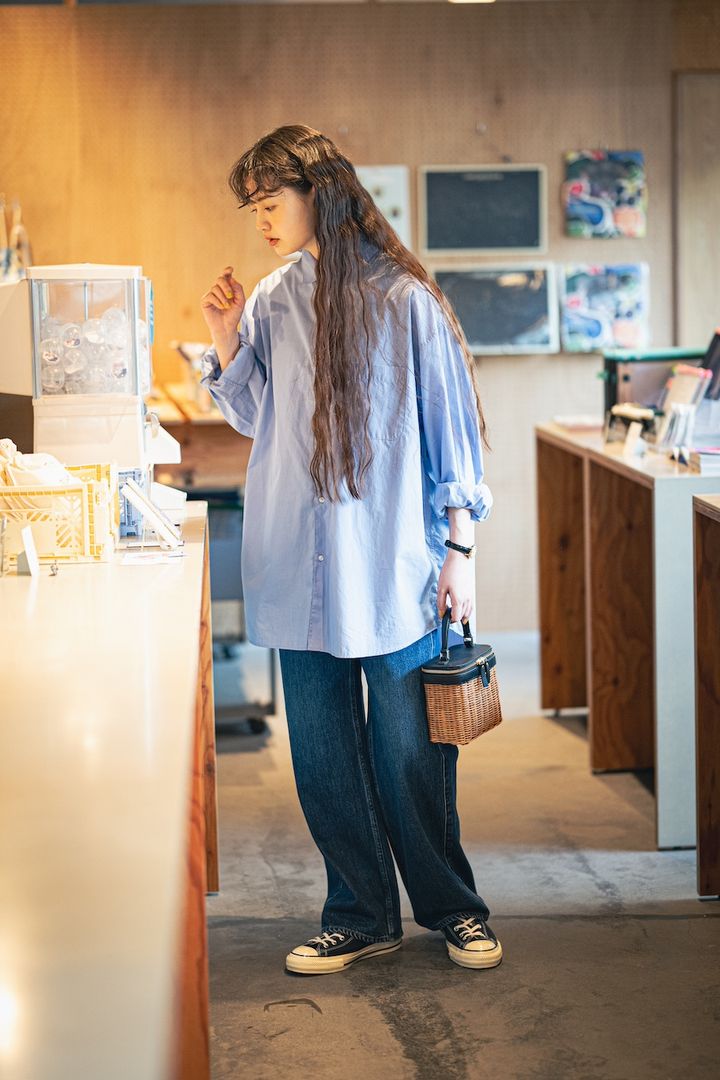 【最高気温24度】の服装8選。気温高めのGWは“シャツ×デニム”で出かけよう！