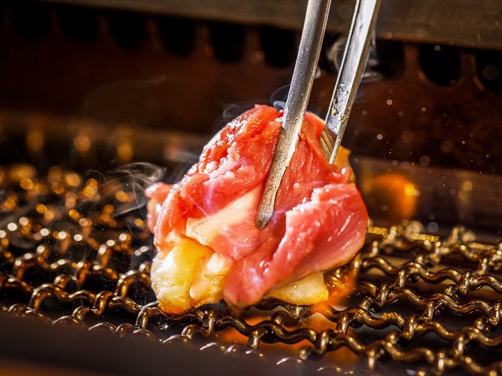 六本木『鶏焼き肉 囲』の「もも」を焼いている様子