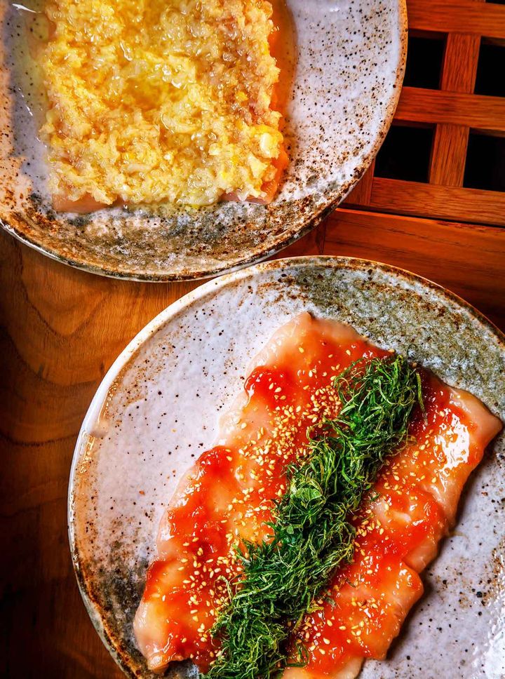 六本木『鶏焼き肉 囲』の「ねぎ塩胸肉」と「梅しそ胸肉」