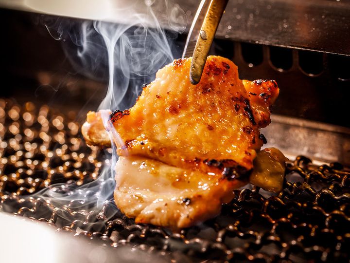六本木『鶏焼き肉 囲』の鶏を焼いている様子