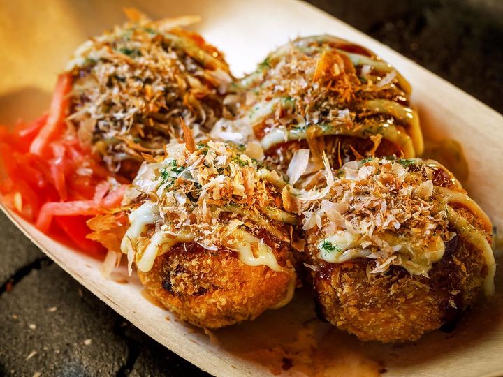 六本木『鶏焼き肉 囲』の「たこ焼き風メンチカツ」