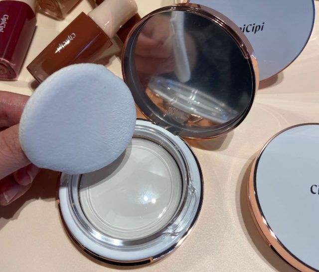 シルキースキンパウダーのパフとふた部分