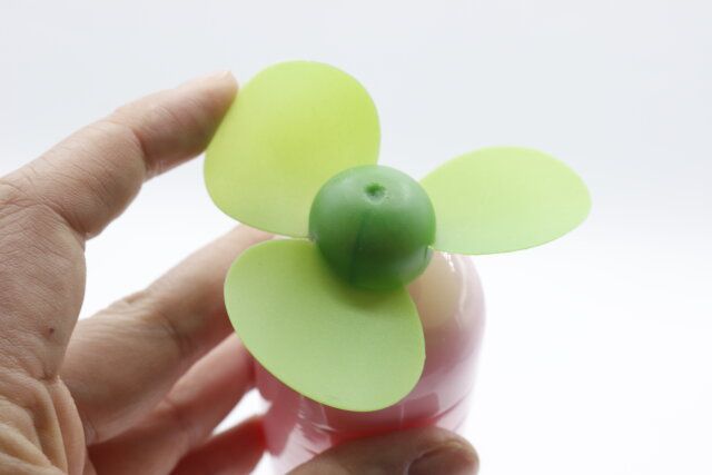 セリアのハンディファン にんじんのファンは柔らかい素材