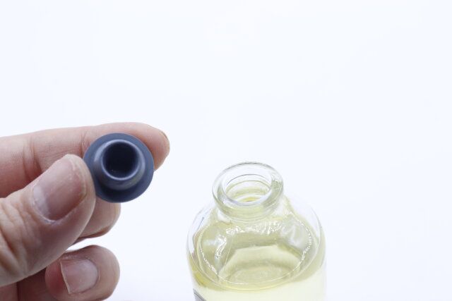 ダイソーのディフューザー（フラワーイン、シトラス）のボトルのフタを外す
