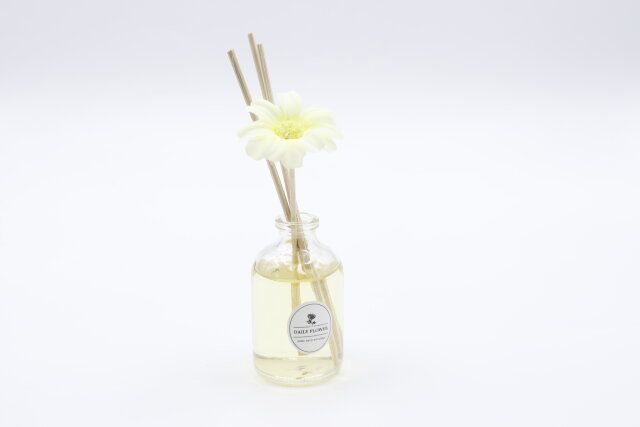 ダイソーのディフューザー（フラワーイン、シトラス）にスティックを入れる