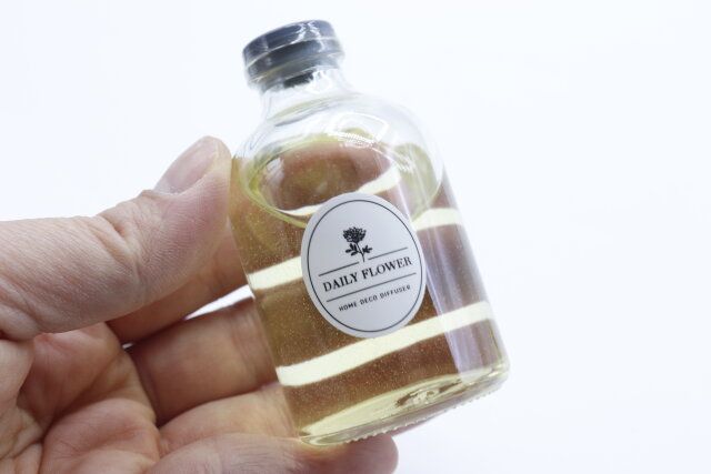 ダイソーのディフューザー（フラワーイン、シトラス）のボトルのデザイン