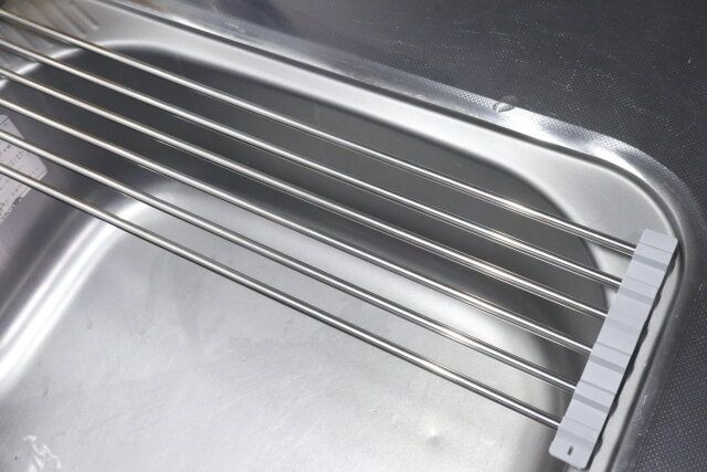 セリアのたためる水切りラックを流し台に置く