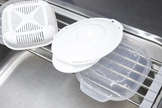 セリアのたためる水切りラックの上にタッパーがのせてある