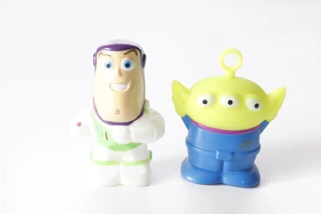 ダイソーのトイ・ストーリーの風呂遊びバストイ、2個（バズ＆エイリアン）