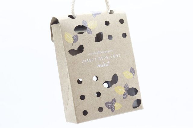 ダイソーのバルくん ハッカの虫こないでシート 掛け置きタイプにヒモを通して掛けた様子