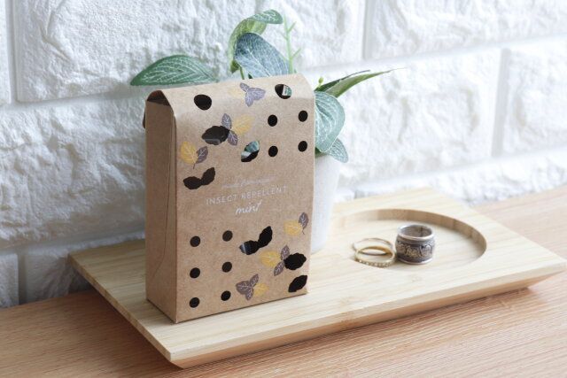 ダイソーのバルくん ハッカの虫こないでシート 掛け置きタイプを立てて置いた様子