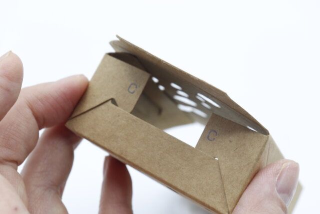 ダイソーのバルくん ハッカの虫こないでシート 掛け置きタイプの箱を組み立てる様子