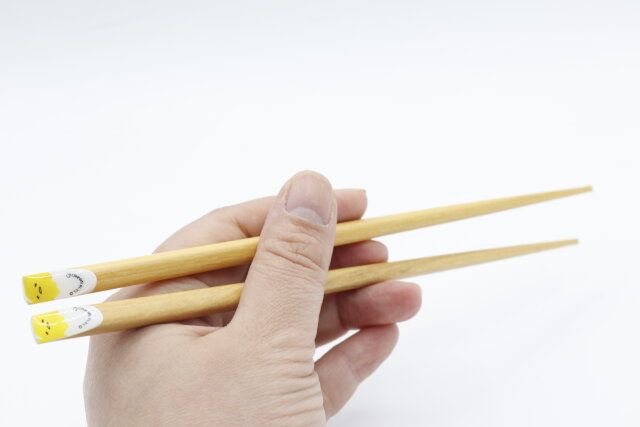 ダイソーナチュラルなぐでたまデザインの木箸（天削）21.0cm G/U ボディ