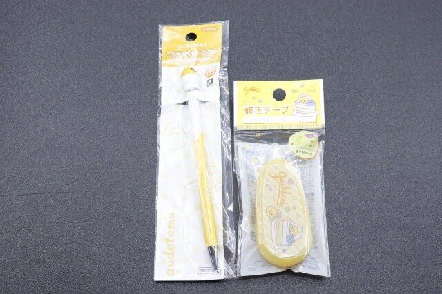 ダイソーのマスコットボールペン（ぐでたま）、修正テープ G／Uのパッケージ