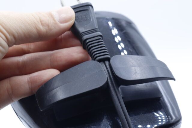 セリアの曲げられるコードホルダー