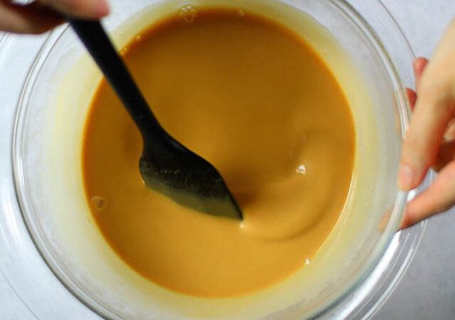 キャラメルアイスクリーム レシピ 氷水にあてながら冷やす