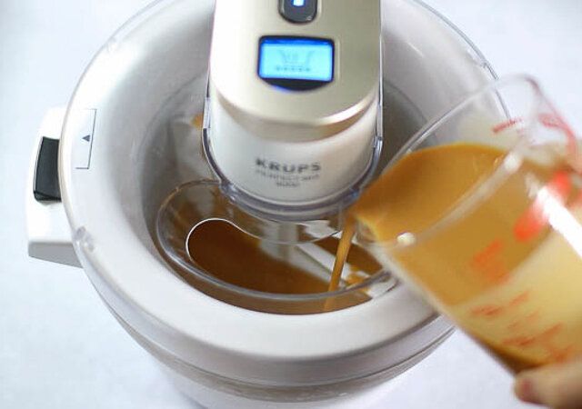 キャラメルアイスクリーム レシピ アイスクリームマシーンに入れて冷やし固める