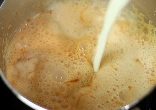 キャラメルアイスクリーム レシピ 鍋に温めた生クリームを注ぐ