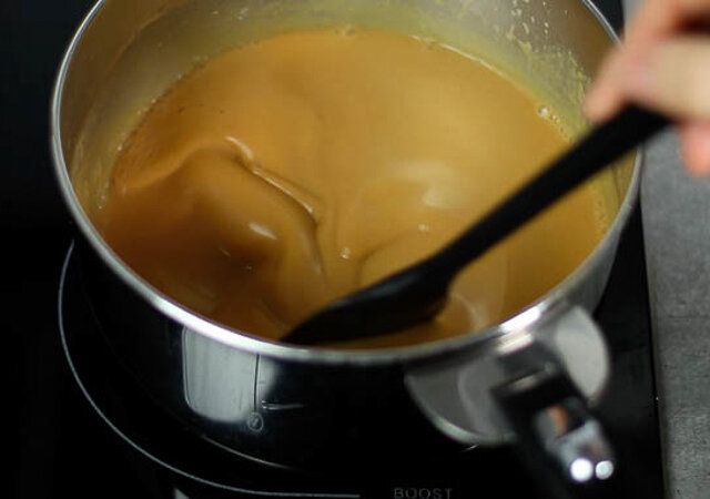 キャラメルアイスクリーム レシピ 鍋に戻し入れてとろみがつくまで加熱する