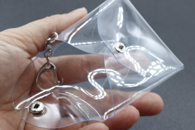 キャンドゥのPVCクリアのミニポーチスクエアが開いた状態