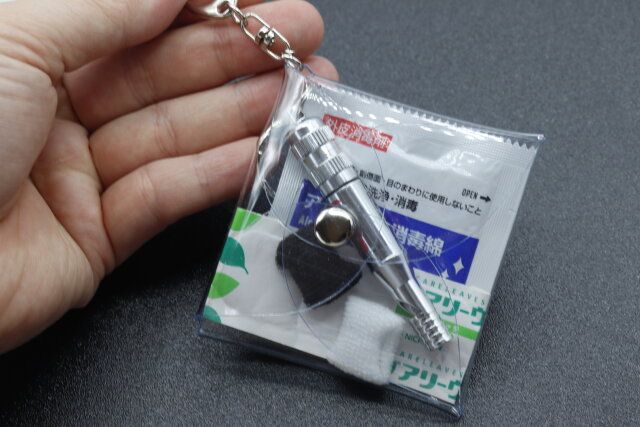 キャンドゥのPVCクリアのミニポーチスクエアに絆創膏や消毒綿を入れる