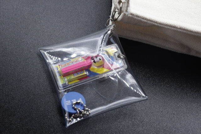 キャンドゥのPVCクリアのミニポーチスクエアをバッグに付ける