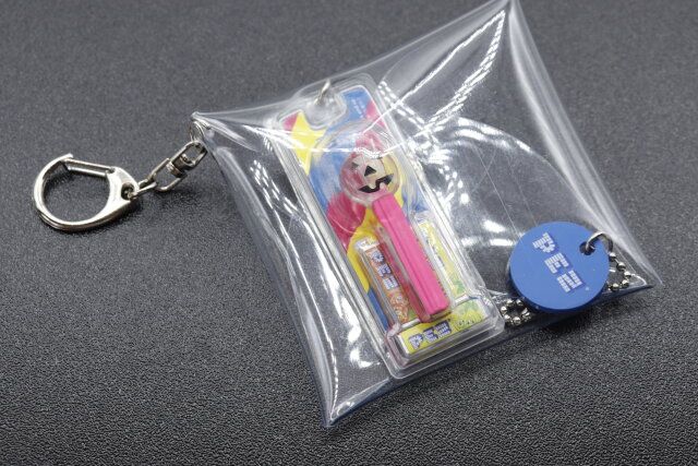キャンドゥのPVCクリアのミニポーチスクエアにカプセルトイが2つ入っている