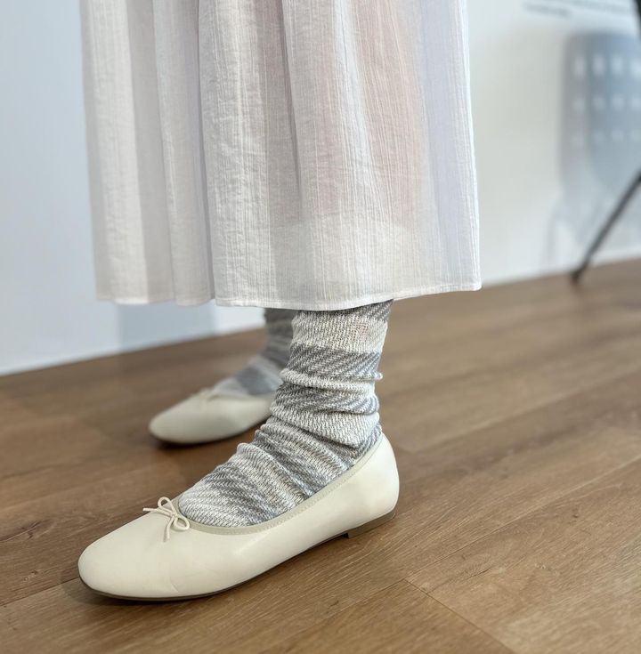 画像: 【UNIQLO and JW ANDERSON】ソックス¥390、【UNIQLO】クリンクルコットンティアードスカート（丈標準86～90cm）¥3,990 www.uniqlo.com