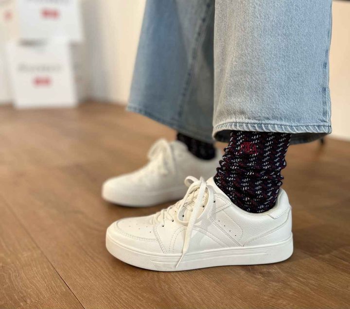 画像: 【UNIQLO and JW ANDERSON】ソックス¥390、【UNIQLO：C】スニーカー¥3,990 www.uniqlo.com