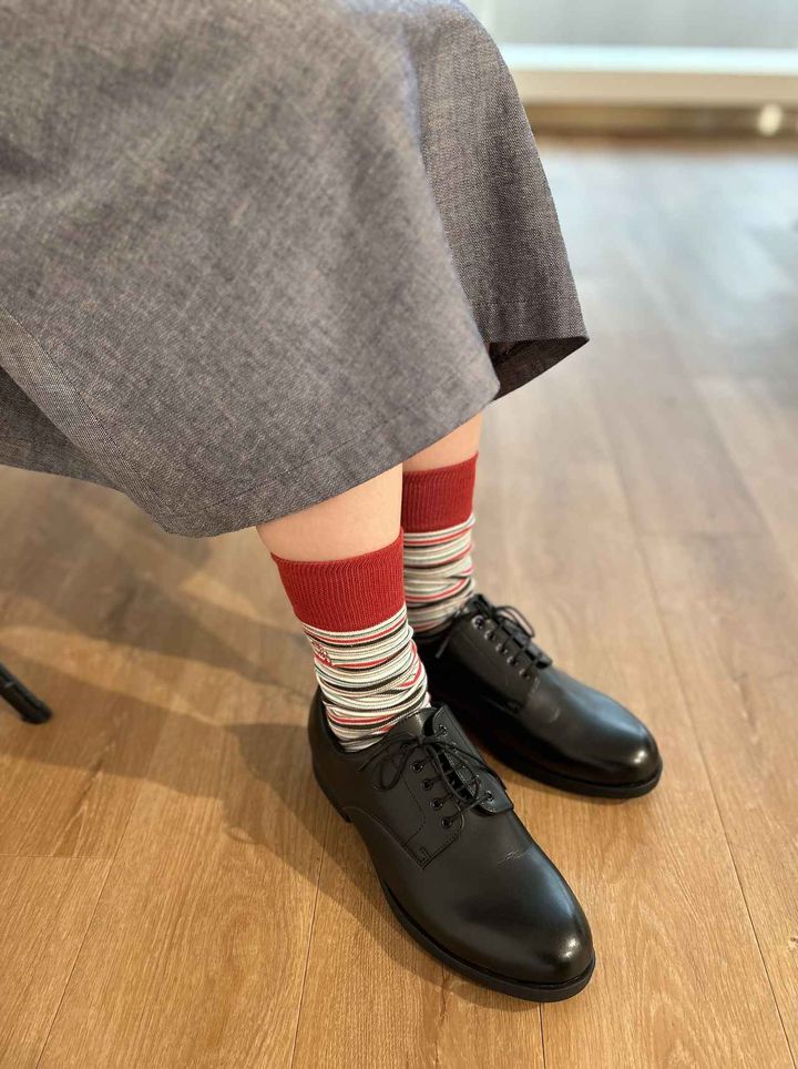 画像: 【UNIQLO and JW ANDERSON】ソックス¥390、リネンブレンドベルテッドフレアスカート¥3,990 www.uniqlo.com