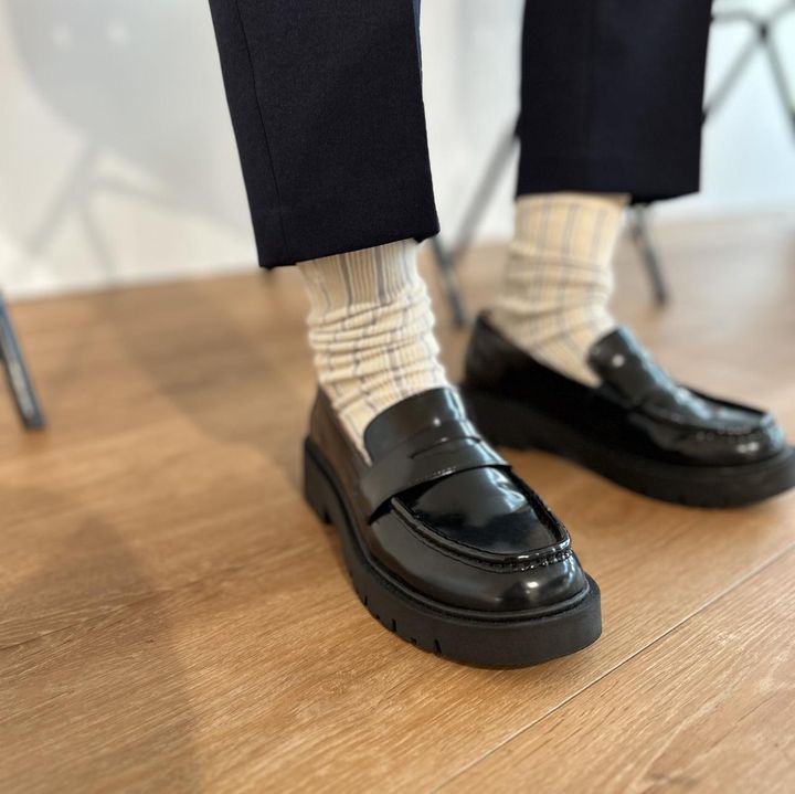 画像: 【UNIQLO and JW ANDERSON】ソックス¥390、【UNIQLO:C】コンフィールタッチローファー¥4,990 www.uniqlo.com