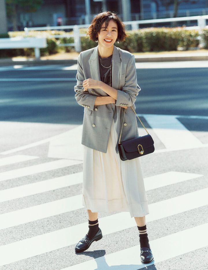 ワーク服でも足もとが映えるビットローファー 通勤スタイル