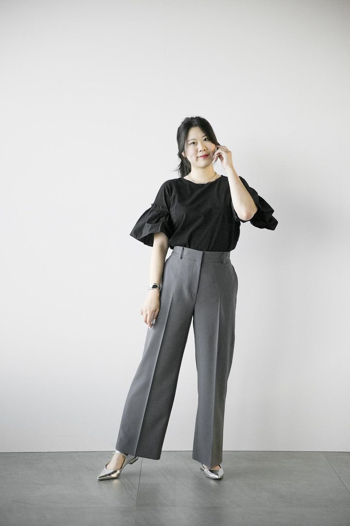 画像: 【プラステ】プレミアムオックスストレートパンツ（マシンウォッシャブル/UVカット/吸汗速乾） ¥11,000、フリルスリーブドッキングTシャツ（接触冷感/吸汗速乾）¥6,990、メタルノットネックカフ¥3,990、メタルカーブバングル¥3,990、メリージェーン2WAYパンプス ¥9,990 www.plst.com