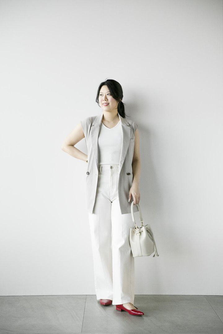 画像: 【プラステ】リネンブレンドテーラードジレ（マシンウォッシャブル/UVカット/セットアップ可 ）¥17,000、UVカットレーヨンブレンド2WAYタンクトップ¥4,990、PLUS STYLEハイライズワイドジーンズ¥13,000、2WAYドローストリングバッグ¥12,000、メリージェーン2WAYパンプス¥9,990 www.plst.com