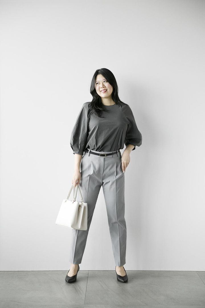 画像: 【プラステ】ハイストレッチナイロンランタンスリーブブラウス（マシンウォッシャブル/接触冷感/はっ水）¥8,990、PLUS STYLEテーパードパンツ（リネンブレンド）（マシンウォッシャブル）¥12,000、フェイクレザー2WAYハンドバッグ ¥13,000、PLUS STYLEパンプス（ローヒール） ¥11,000、その他／私物 www.plst.com