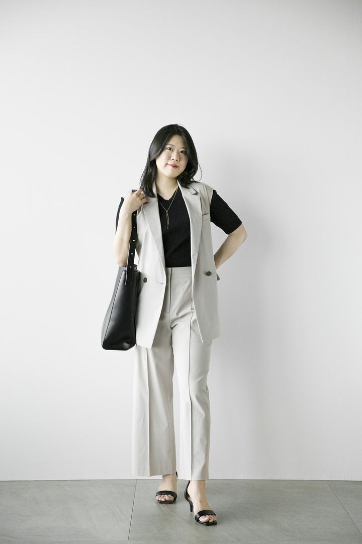 画像: 【プラステ】リネンブレンドテーラードジレ（（マシンウォッシャブル/UVカット） ¥17,000、PLUS STYLEワイドパンツ（リネンブレンド）（マシンウォッシャブル/UVカット）¥12,000、UVカットレーヨンブレンド2WAYセーター¥5,990、2WAYスライドネックレス ¥3,990、フェイクレザーバーティカルトートバッグ¥13,000、シングルストラップヒールサンダル¥8,990 www.plst.com